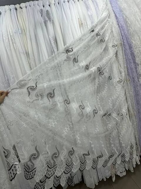 Якісна фатинова тюль з кордовою вишивкою №14135 у вітальню, спальню біла з коричневою ниткою
